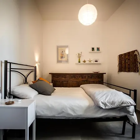 Domus Eura بيت ضيافة